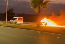 Adana'da seyir halindeki otomobil alev alev yandı; o anlar kamerada