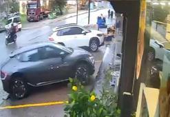 Sürücüsünün fren yerine gaza bastığı cip, şarküteri dükkanına girdi; kaza kamerada