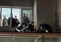 8'inci katın balkonundan yan binanın tentesine düşüp yaralandı