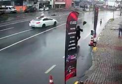 Avcılar'da alışverişten dönen yayaya otomobil çarptı; kaza anı kamerada