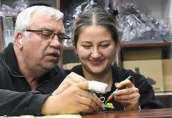 Baba ile 2 kızı, 15 yıldır elektronik ev aletleri tamir ediyor