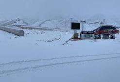 Kayseri’de kent merkezinde sağanak, Erciyes’te kar etkili oldu