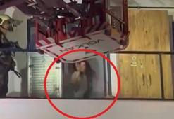 Dairesini ateşe vermek isteyen kadın, itfaiye ekiplerine damacana fırlattı