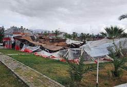 Mersin'de hortumlar evlere ve seralara zarar verdi