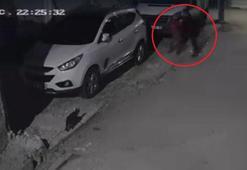 Başını otomobile çarptığı çocuğu yere fırlattı; o anlar kamerada
