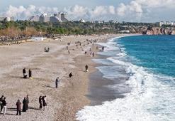 Yağmur sonrası Konyaaltı Sahili'nde balık mesaisi