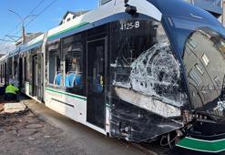 Tramvay ile çöp kamyonu çarpıştı: 3 yaralı