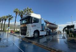 Marmaris’te sağanak ve fırtınada karaya vuran tekneler çekildi