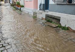 Ayvalık'ta sağanak yağmur cadde ve sokakları göle çevirdi
