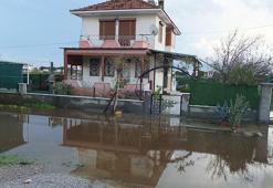 Balıkesir’de sağanak yağmur etkili oldu; yollar göle döndü, yazlıkları su bastı