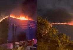 Üsküdar'da ahşap bina alev alev yandı