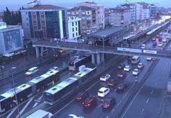 Avcılar'da metrobüs arızalandı; duraklarda yoğunluk oluştu