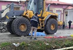 Kepçenin altında kalan emekli imam öldü