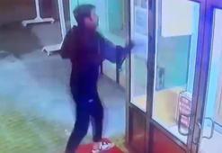 Cami girişindeki kapının camlarını yumruklayan şüpheli tutuklandı