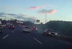 Trafikte makas atan sürücü kazaya sebep oldu; O anlar kamerada