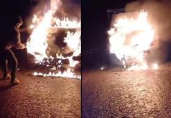 Seyir halindeyken alev alan kamyonet yandı