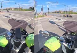 Kırmızı ışıkta duran motosiklete başka motosiklet çarptı; kaza kask kamerasında