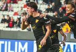 Göztepe'de Taha parladı