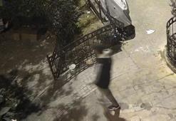 Beyoğlu'nda bankta uyuyan adamın cep telefonunu gasp eden şüpheli kamerada