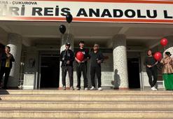 Aynı dönemde kansere yakalanan öğrenciler okullarında balonlarla karşılandı