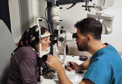55 yıl önce görme yetisi kaybolan sağ gözü ameliyatla görmeye başladı