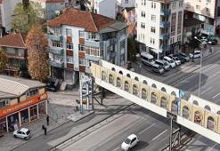 Evin içi göründüğü için yıkım kararı verilen üst geçit, 1 metre uzağa yapıldı