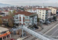 Evin içi göründüğü için yıkım kararı verilen üst geçit, 1 metre uzağa yapıldı