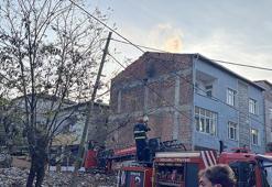 Binanın çatısında çıkan yangında baba ve oğlu dumandan etkilendi