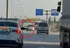 Dur ihtarından kaçan ehliyetsiz TIR sürücüsü, aracın lastiklerine silah doğrultulunca durdu