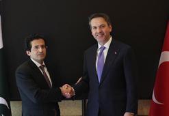 Bakan Bayraktar, Pakistan Petrol Bakanı Malik ile bir araya geldi