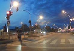 Motosikletin yayaya çarptığı kaza kamerada; 2 yaralı