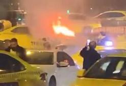 Beyoğlu'nda taksinin alev alev yandığı anlar kamerada; 3 yolcu son anda kurtuldu