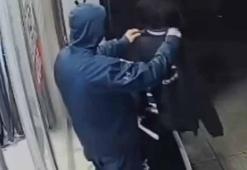 Sultangazi'de mağaza önlerinden kıyafet hırsızlığı kamerada