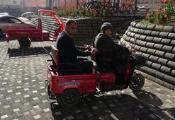 Görme engelli eşini, her gün iş yerine götürüp getiriyor