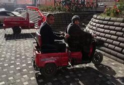 Görme engelli eşini, her gün iş yerine götürüp getiriyor