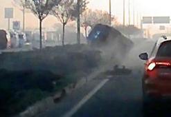 Sürücüsünün makas attığı aracın çarptığı otomobil devrildi; kaza kamerada