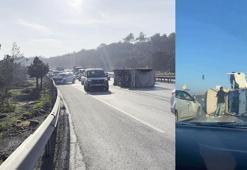 Arnavutköy yolunda zincirleme kaza: Kamyonet devrildi, şoförün yardımına çevredekiler koştu