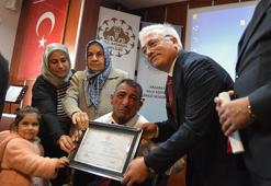 44 yaşında okuma-yazma öğrendi; belgesini alırken gözyaşlarını tutamadı