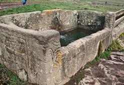 Doğa yürüyüşünde, su oluğu olarak kullanılan lahit buldular