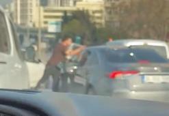 Beşiktaş’ta trafikte yol verme kavgası: Otomobilin camını yumrukladı