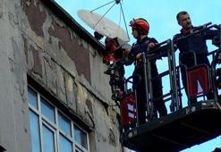 Bayrampaşa’da 3 katlı binadan kopan beton parçalar aracın üzerine düştü