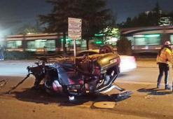 Kontrolden çıkan otomobil, refüjdeki ağaca çarpıp takla attı: 2 yaralı