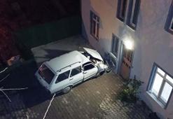 Apartman duvarına çarpan otomobilde sürücü yaralandı, eşi öldü