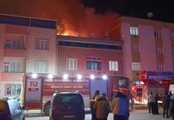 Bursa'da iki katlı evin çatısı alev alev yandı