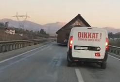 Adana'da prefabrik ev taşıyan TIR, trafiği kilitledi