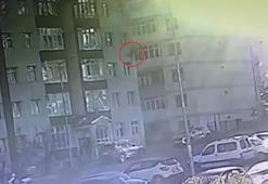 Tamir ettiği bacayı kontrol ederken çatıdan düşüp öldü; o anlar kamerada