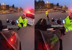 Trafik polisi, soğuktan elleri titreyen kuryeye eldivenlerini verdi