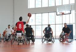 Fizik tedavi hastalarıyla doktorlar basketbol maçı yaptı