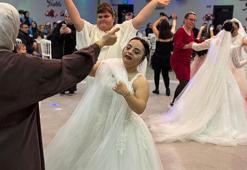 Down sendromlu 7 genç kız, temsili düğünde gelinlik giydi