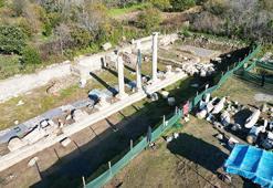 Amastris Antik Kenti'nde Roma dönemine ait sütunlar yerlerine yerleştiriliyor